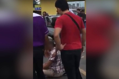 Seorang lelaki dipukul selepas disyaki mencuri di sebuah pasar raya di Jalan Bugaya, Semporna.