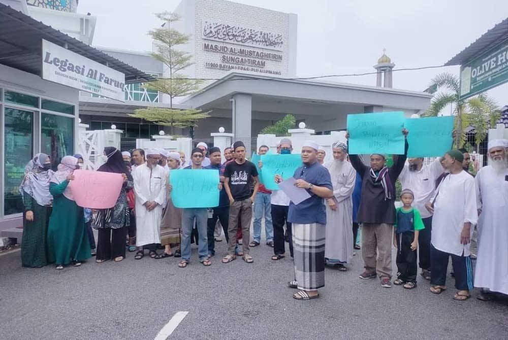 Antara ahli kariah salah sebuah masjid yang membantah pemilihan ahli jawatankuasa baharu.