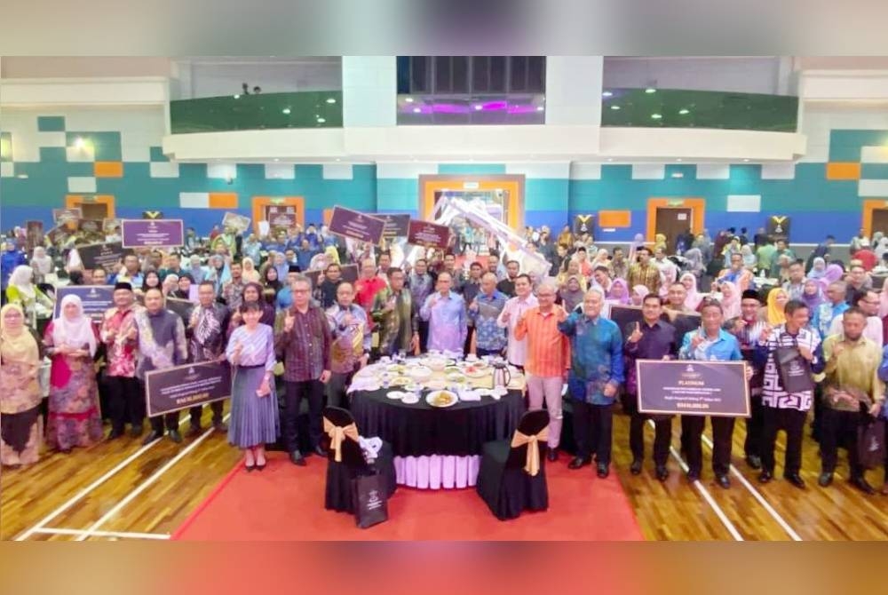 Wan Rosdy bersama organisasi kerajaan pada Majlis Anugerah Pahang 1st yang berlangsung meriah di Dewan Bandaraya, Majlis Bandaraya Kuantan pada malam Khamis.
