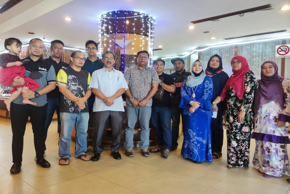 Sebahagian ahli KAWAT yang terjejas banjir hadir menerima sumbangan dalam majlis yang diadakan di Prima Beach Hotel pada Khamis.