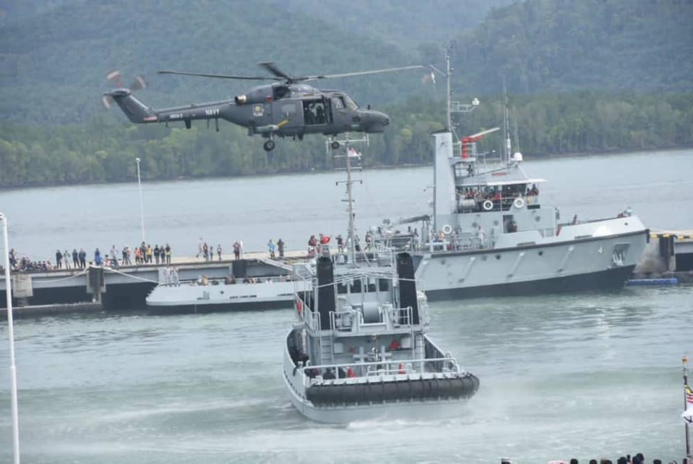 Insiden berlaku ketika sebuah bot tempur TLDM telah hilang kawalan dan terlanggar KD Laksamana Tan Pusmah sewaktu melaksanakan demonstrasi manuvra bagi memintas bot mencurigakan di jeti Pangkalan TLDM Lumut. - Foto Facebook TLDM