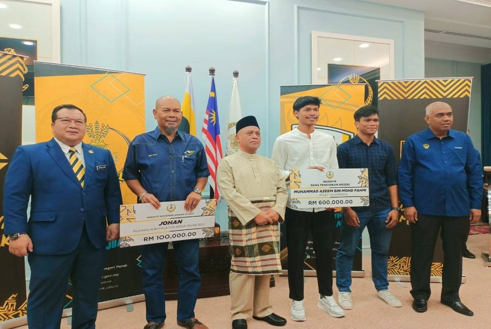 Saarani (tengah) menyampaikan sumbangan dana pendidikan kepada pelari pecut negara, Muhammad Azeem Fahmi dan insentif kepada Pasukan Hoki Lelaki Perak di Pejabat Menteri Besar Perak, pada Jumaat.