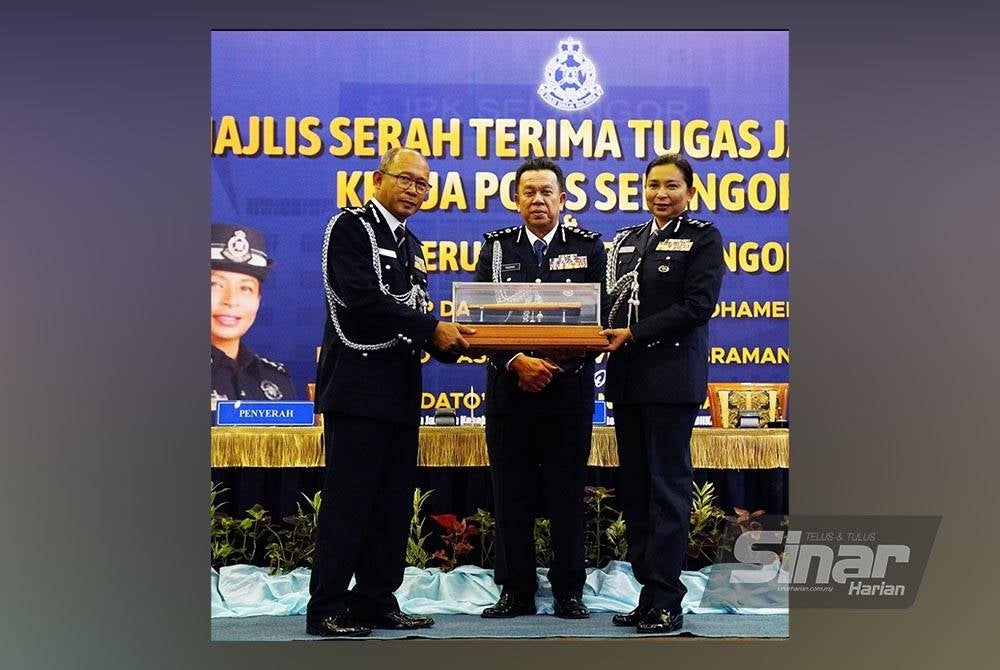 Arjunaidi menyerahkan tongkat kepada Sasikala Devi pada majlis terima tugas Ketua Polis Selangor do Ibu Pejabat Polis Kontinjen Selangor di sini pada Jumaat, Foto SINAR HARIAN/ MOHD HALIM ABDUL WAHID.