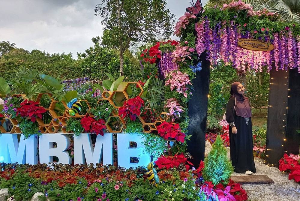 Salah seorang pengunjung bergambar kenangan ketika melawat salah satu Garden Showcase selepas menyempurnakan majlis Perasmian Pesta Bunga Melaka 2022 di Ayer Keroh di sini hari ini.

