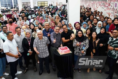 Rozaid (tengah) merakamkan gambar kenangan bersama-sama warga Kumpulan Karangkraf sempena Majlis Penghargaan Jasa dan Khidmat di Shah Alam pada Khamis. - Foto Sinar Harian MOHD HALIM ABDUL WAHID