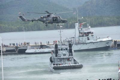 Insiden berlaku ketika sebuah bot tempur TLDM telah hilang kawalan dan terlanggar KD Laksamana Tan Pusmah sewaktu melaksanakan demonstrasi manuvra bagi memintas bot mencurigakan di jeti Pangkalan TLDM Lumut. - Foto Facebook TLDM