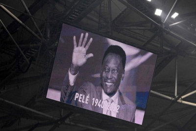 Gambar Pele dipaparkan pada skrin gergasi sebelum perlawanan bola sepak L1 Perancis antara Olympique de Marseille dan Toulouse FC di stadium Velodrome di Marseille pada Khamis. - Foto AFP