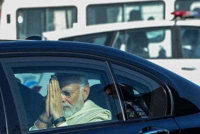 Narendra Modi selepas menghadiri upacara pengebumian ibunya di Gandhinagar pada Jumaat. - Foto AFP