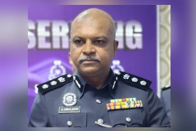 Anbalagan menunjukkan senjata api yang berjaya dirampas dalam serbuan berkenaan.