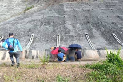 Mangsa maut selepas terhempas pada cerun konkrit di kawasan projek lebuh raya Pan Borneo berhampiran Kampung Keliangau, Manggatal, Kota Kinabalu.