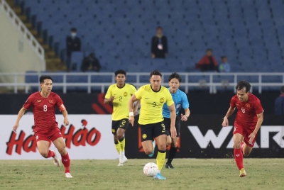 Pemain skuad kebangsaan, Darren Yee Deng Lok mengawal bola pada aksi perlawanan Kumpulan B AFF Mitsubishi Electric Cup 2022 di antara Malaysia menentang Vietnam di Stadium Nasional My Dinh pada Selasa. - Foto Bernama