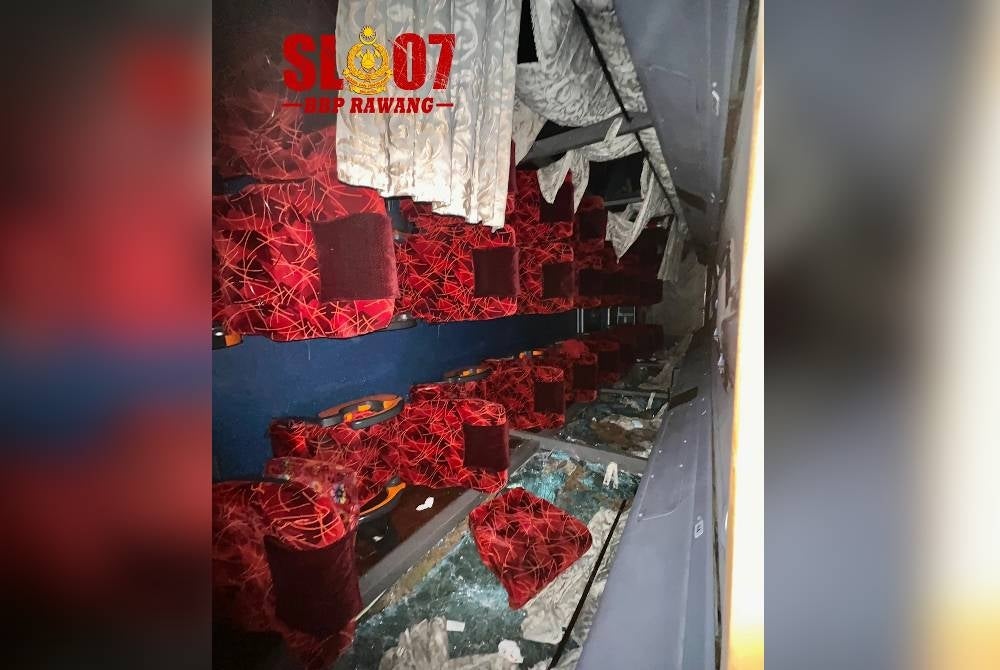 Keadaan dalam bas selepas kejadian.- Foto ihsan JBPM Selangor
