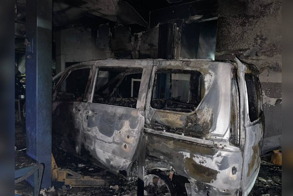 MPV jenis Nissan Serena yang terbakar 100 peratus.