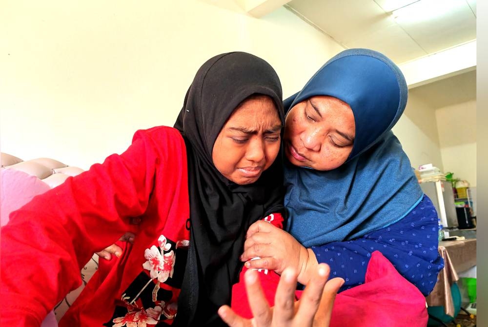 Nor Atikah menenangkan Nur Erma