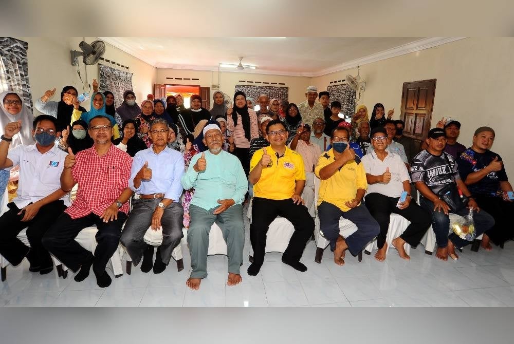 Akmal Nasrullah (lima dari kiri) bersama penerima bantuan banjir.