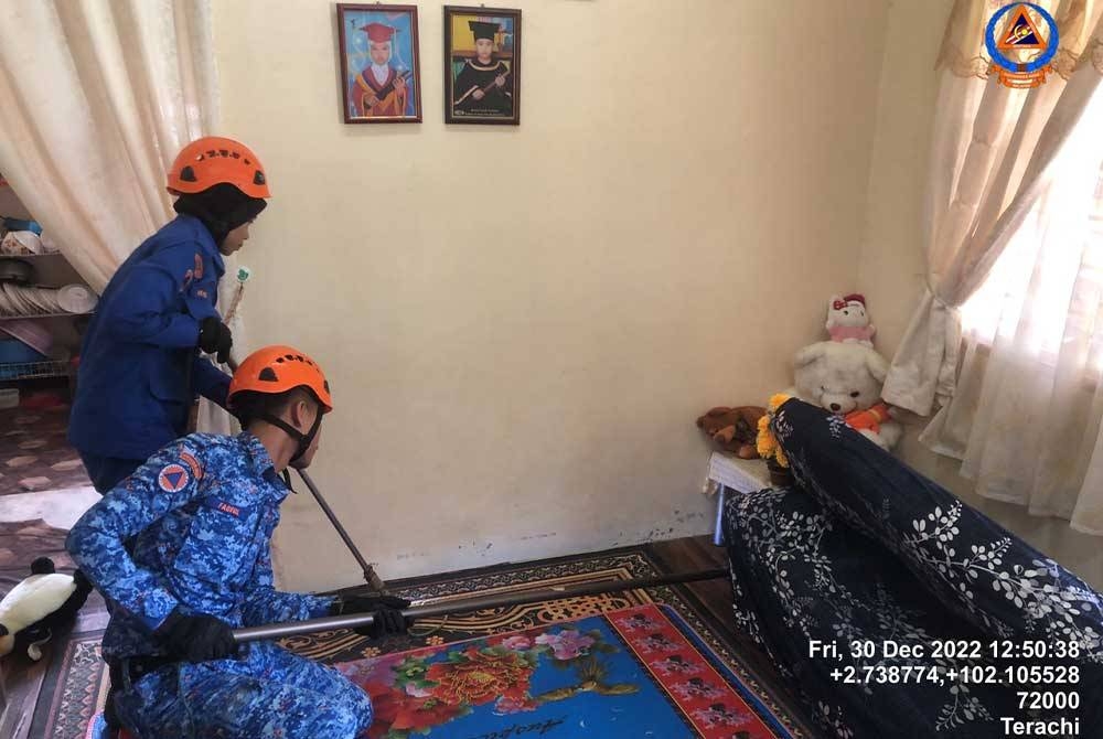 Anggota APM berjaya menangkap ular tedung selar berkenaan selepas beberapa minit. - Foto Ihsan APM