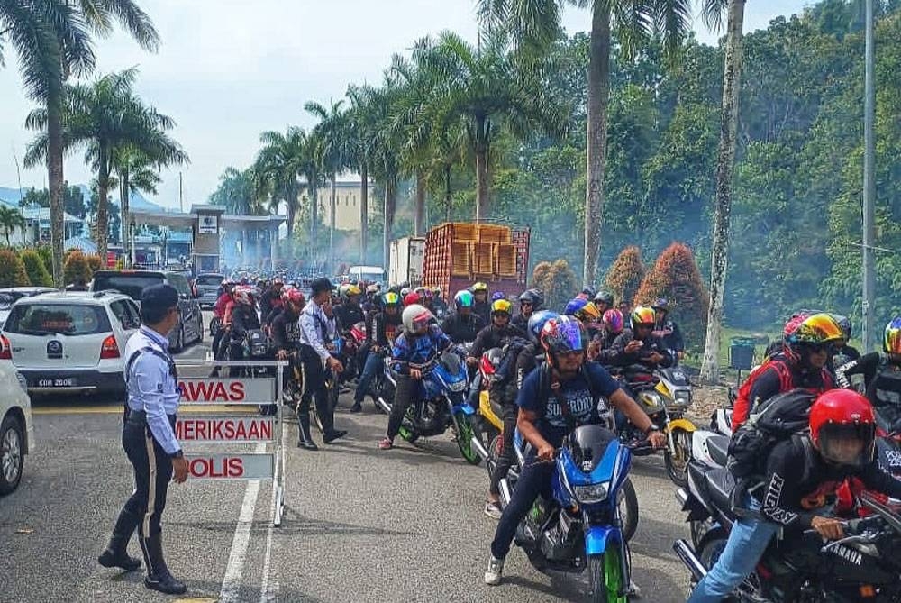 Sebanyak 300 buah motosikal diperiksa dalam operasi terbabit.