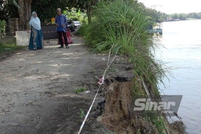 Penduduk mendakwa hakisan tebing sungai semakin teruk selepas hujan lebat pada pertengahan bulan lalu.