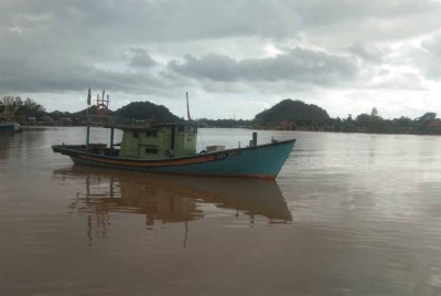Bot nelayan tempatan kelas A ini dinaiki tekong dan seorang awak-awak rosak serta gagal dihubungi telah berjaya ditemukan selamat. - Foto Maritim Malaysia