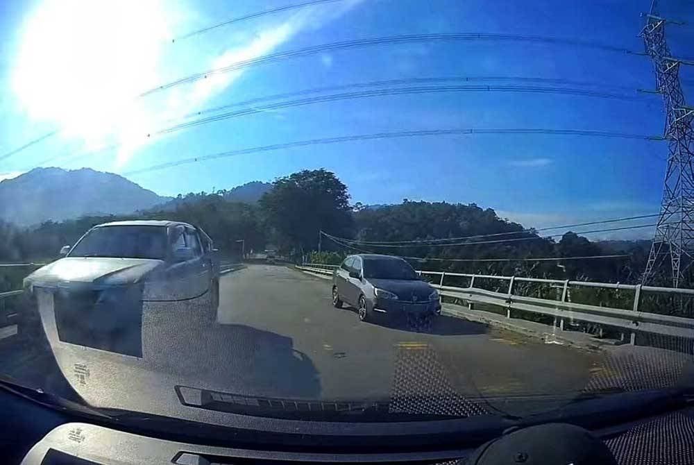 Tangkap layar klip video yang memaparkan pacuan empat roda dipercayai memotong garisan berkembar di jalan lama Bentong-Kuala Lumpur pada Sabtu.