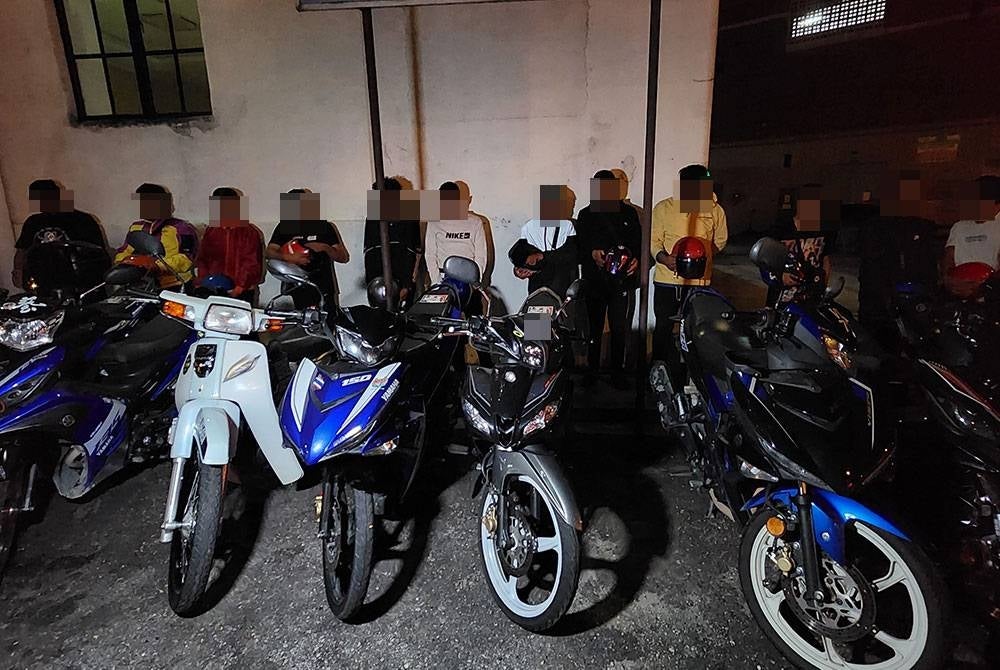 Seramai 12 penunggang motosikal ditahan kerana menunggang secara berbahaya.