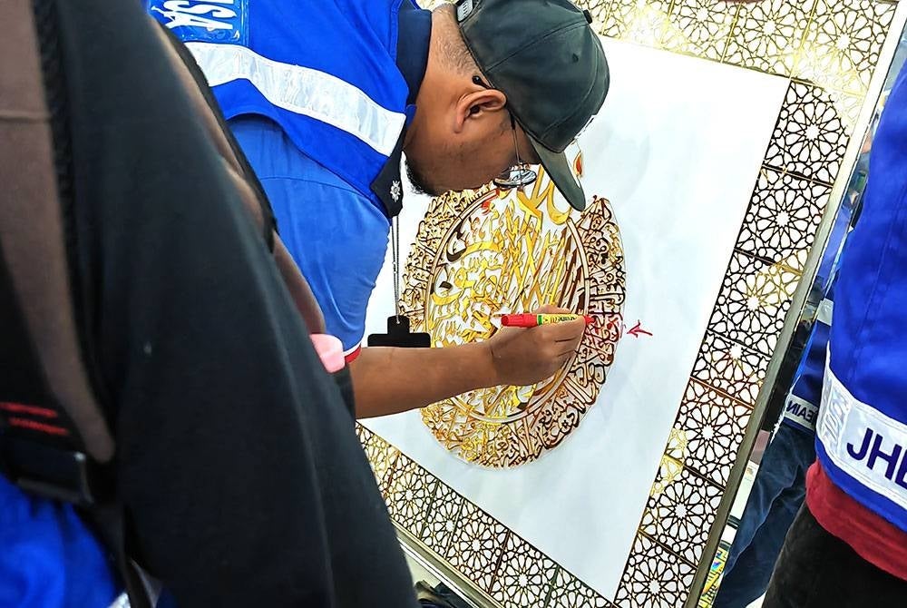 Pegawai JHEAINS menanda ayat al-Quran yang ada kesilapan