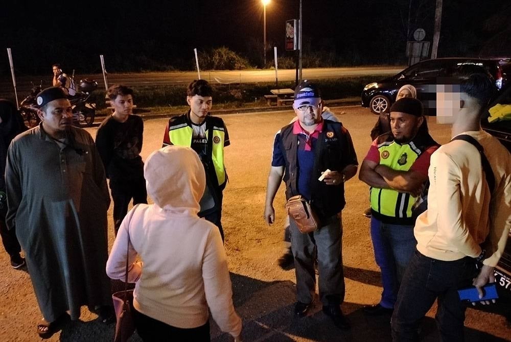 Seorang wanita yang dicekup bersama pasangan (kanan) mengaku hamil tiga bulan semasa diserbu di sebuah motel pada Ahad.