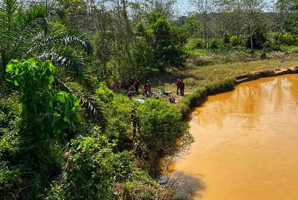 Operasi SAR mangsa dekat Sungai Pertang oleh anggota terlibat