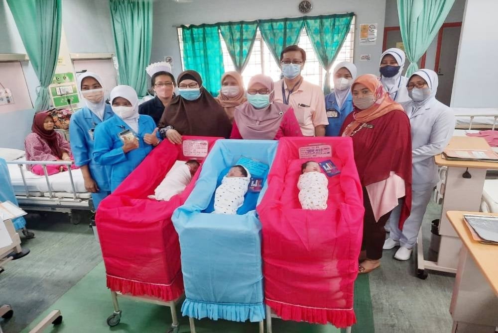 Kalsom (tiga,kiri) melawat tiga daripada enam bayi yang dilahirkan di Hospital Melaka di sini, pada Ahad.