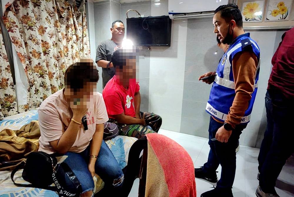 Penguatkuasa JHEAINS menerangkan kesalahan dilakukan oleh pasangan kekasih terbabit.