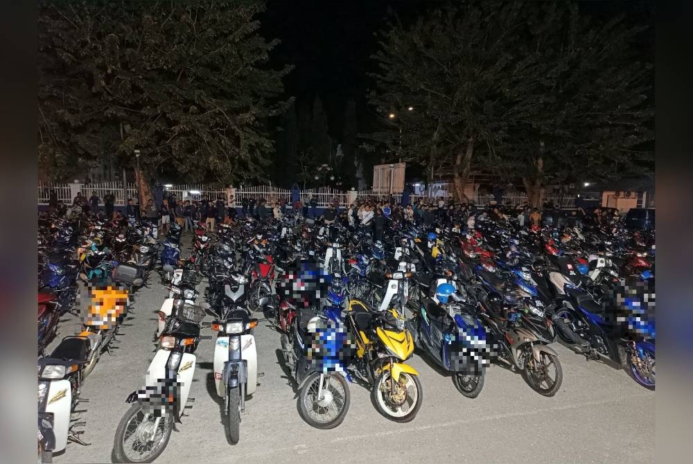 Sebahagian penunggang dan motosikal dibawa di Ibu Pejabat Polis Daerah Kota Setar pada pagi Ahad untuk pemeriksaan. - Foto Ihsan PDRM