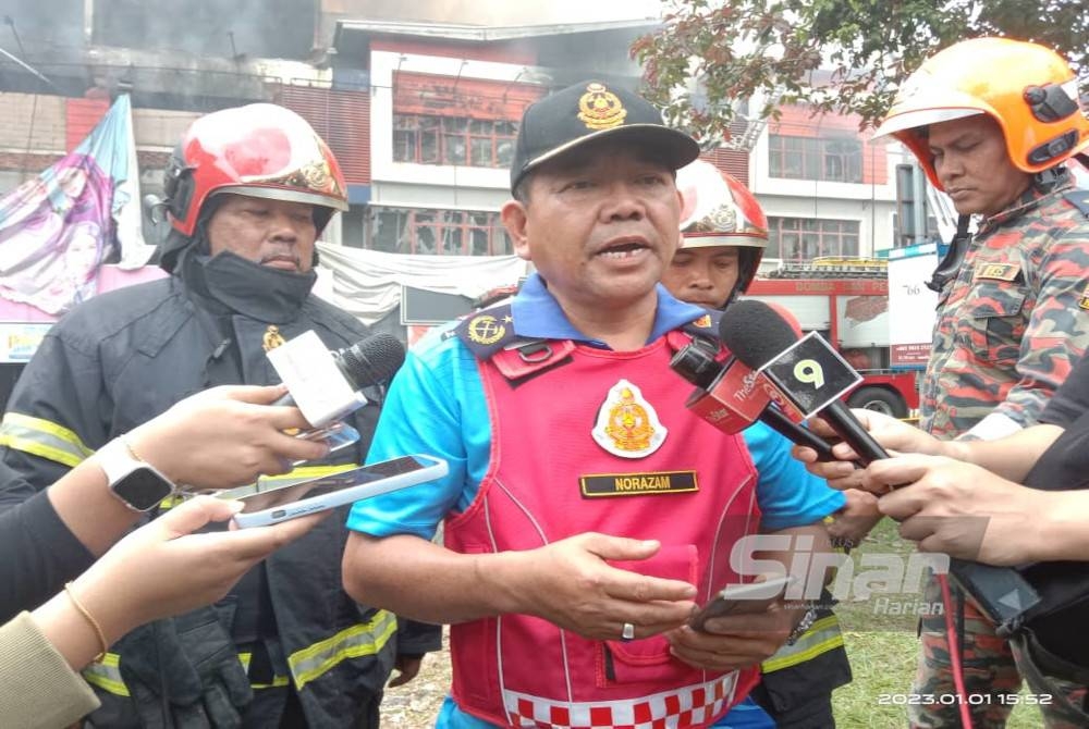 Norazam ketika sidang akhbar di lokasi kebakaran di Wisma Jakel, pada Ahad.