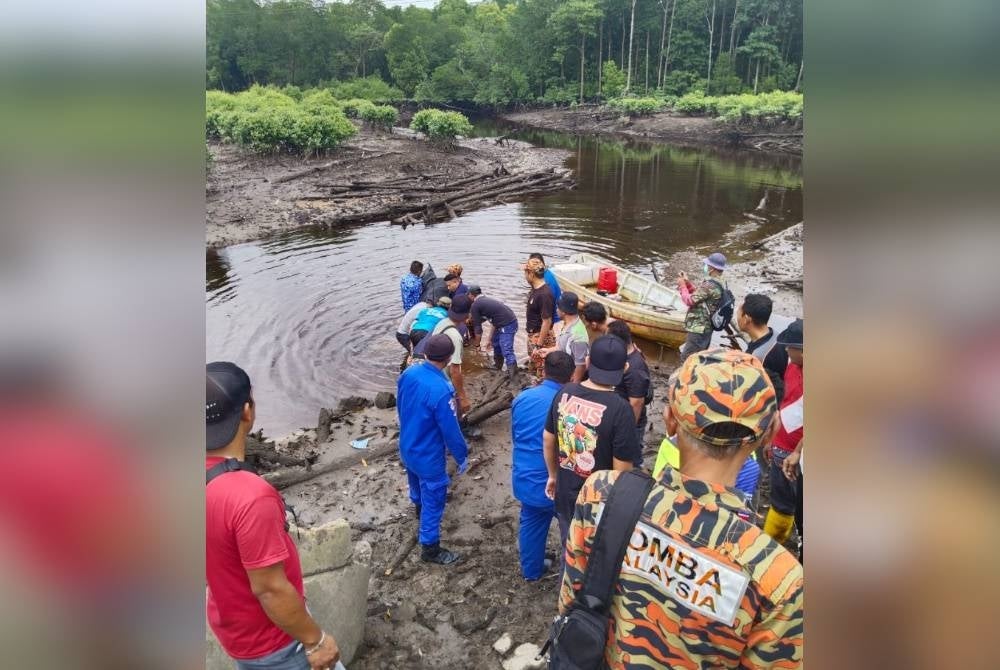 Anggota bomba dan Angkatan Pertahanan Awam Malaysia (APM) dibantu orang ramai mengangkat mayat mangsa sebelum diserahkan kepada pihak polis.