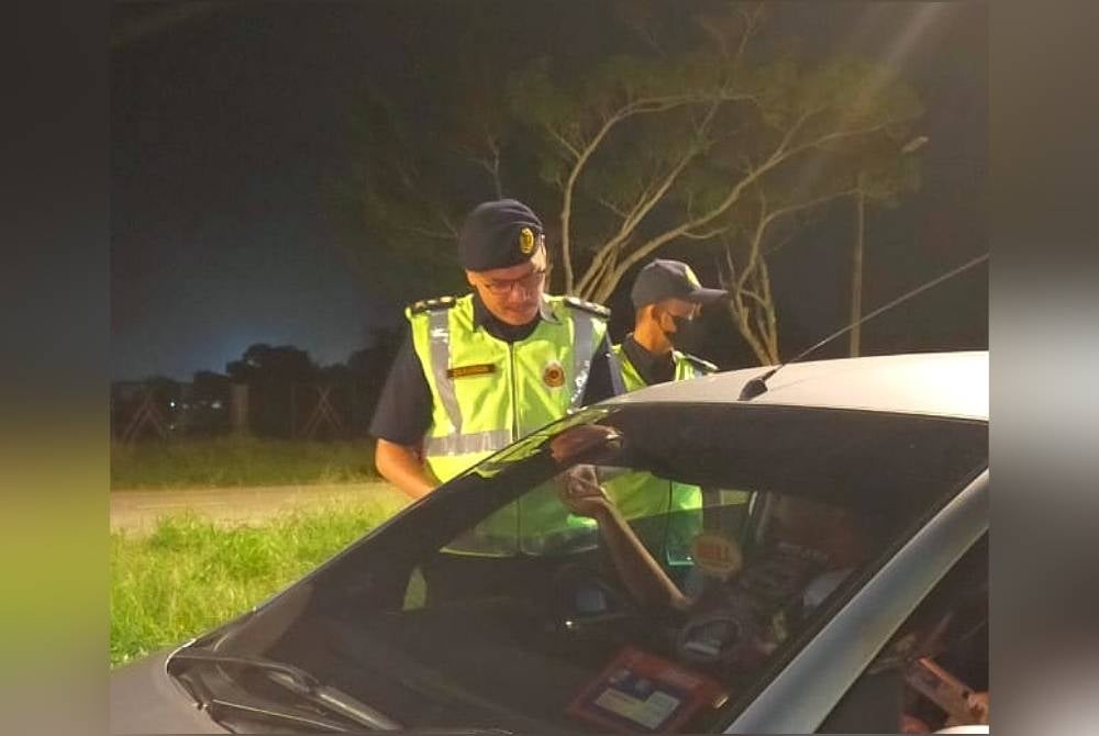 Zulkarnain (kiri) ketika Operasi Khas Ambang Tahun Baharu 2023 di Kuala Nerus pada malam Ahad.