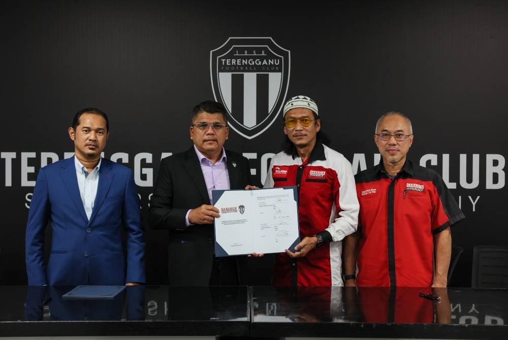 Ab Rashid (dua, kiri) bersama Che Salmi (dua, kanan) menunjukkan dokumen perjanjian tajaan pada Majlis Menandatangani Kontrak Penajaan di Stadium Sultan Mizan Zainal Abidin Gong Badak pada Ahad.