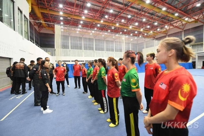 Hannah (kiri) berbual bersama atlet. - Foto FB KBS