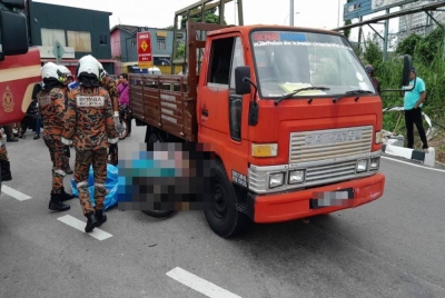 Seorang wanita maut selepas motosikal ditunggangnya terlibat kemalangan di Jalan Pandan, Kampung Melayu Majidee, Johor Bahru, pada Ahad.