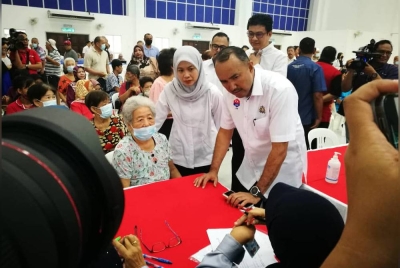 Mohd Jafni (berdiri, kanan) berbual bersama orang ramai semasa Program Jom Turun @ PPR Srit Stulang dan Sri Iskandar pada Ahad.