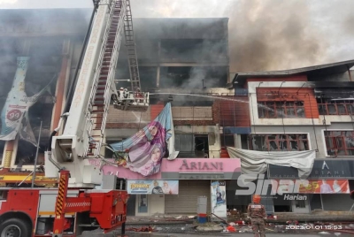 Anggota bomba menjalankan kerja pemadaman melibatkan Wisma Jakel Seksyen 7, di sini pada Ahad.