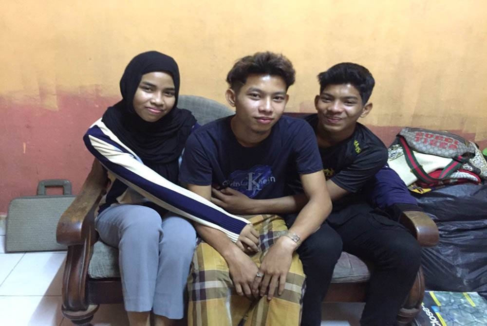 Tiga beradik yatim piatu kematian bapa pada November tahun lalu manakala ibu mereka juga sudah meninggal dunia pada tahun 2017.