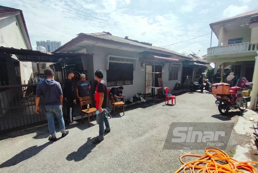 Keadaan luar rumah Muhamad Eruwan dan jirannya dalam kejadian kebakaran di Jalan Dewan Simpang Tiga Kampung Tanggut awal pagi Isnin.