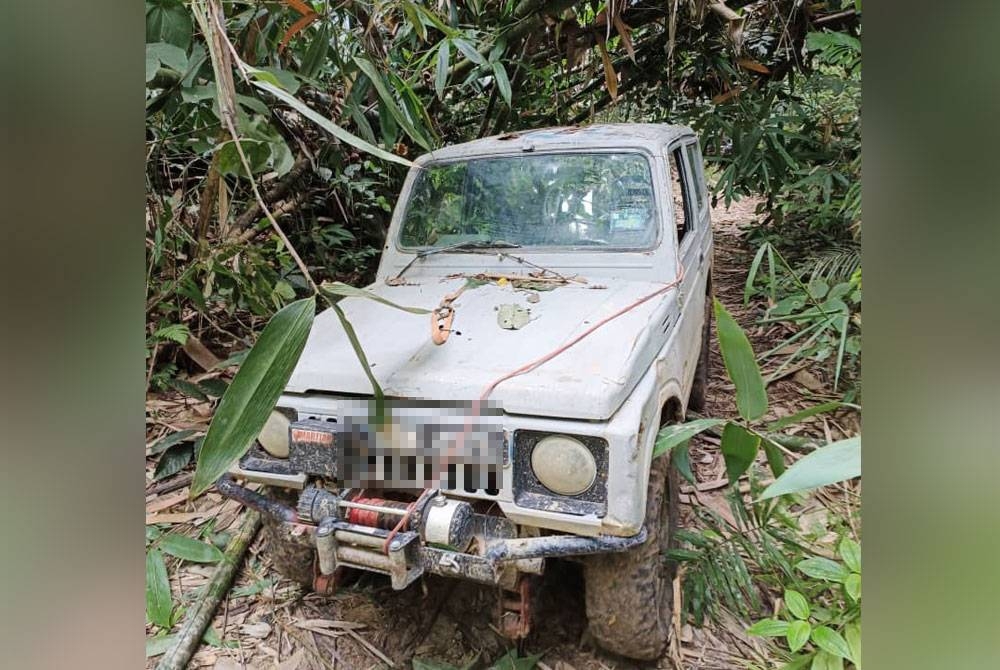 Kenderaan pacuan empat roda yang dirampas oleh pihak PHD Raub pada Ahad. - Foto JPNP Pahang