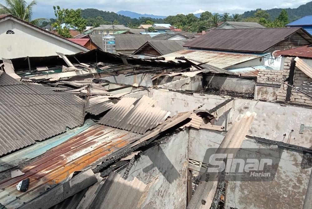 Kebakaran turut melibatkan dua unit rumah bersebelahan.