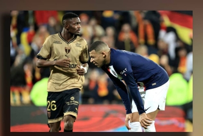 Mbappe (kanan) seperti hilang arah tanpa Messi dan Neymar. -Foto EPA.