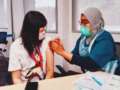 Pengambilan dos penggalak kedua adalah sebagai sebahagian langkah KKM meningkatkan kaedah pembendungan penularan jangkitan Covid-19 dalam negara. -Gambar fail