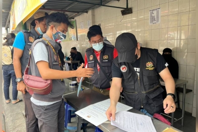 Pegawai Bahagian Keselamatan dan Kualiti Makanan (BKKM) Pejabat Kesihatan Daerah Timur Laut melakukan pemeriksaan di gerai roti canai popular di Jalan Transfer, pada Isnin.