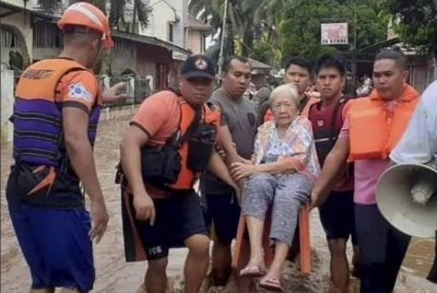 Di Filipina, seramai 20 mangsa masih hilang manakala lebih 550,000 orang di lebih 30 wilayah terjejas bencana. - AP