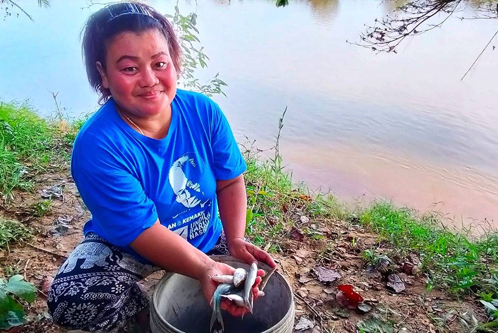 Rojilah bersama hasil tangkapan.