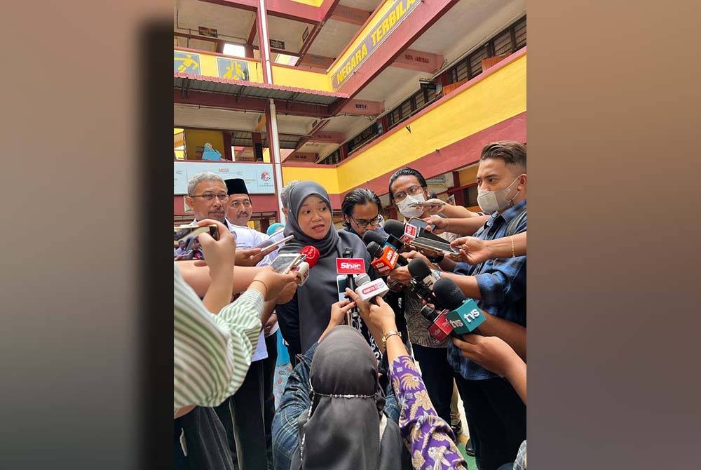 Fadhlina a été rencontrée par des journalistes après avoir mené une enquête le premier jour d'école au SMK Jalan Kebun mardi.