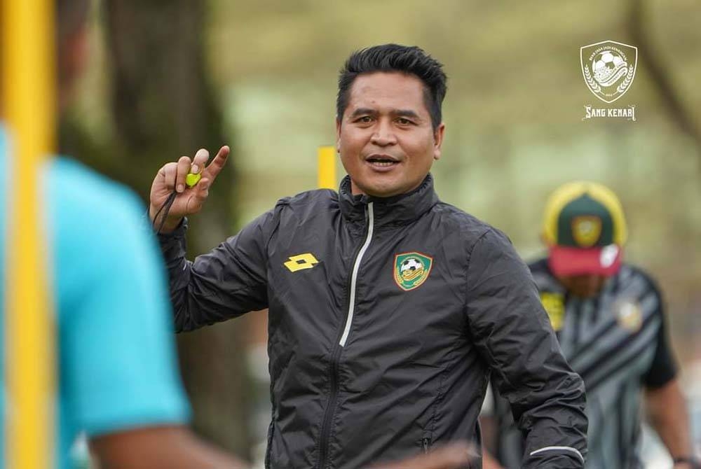 Nafuzi Zain terkenal dengan taktikal Nafuziball semasa membawa pasukan Terengganu FC. - Foto KDA FC